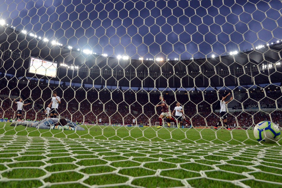 Éverson lamenta o gol marcado pelo artilheiro do Flamengo — Foto: André Durão/GloboEsporte.com
