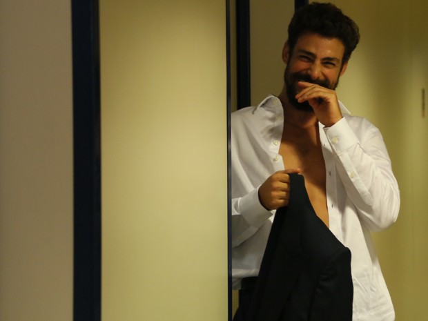 Cauã se diverte ao posar com camisa aberta (Foto: Carol Caminha / Gshow)