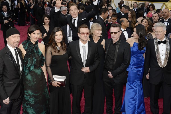 No Oscar desse ano, uma das imagens mais inesquecíveis do tapete vermelho envolveu um photobomb. Benedict Cumberbatch não poupou esforços para o salto que rendeu uma cômica foto com membros do U2  (Foto: Getty Images)