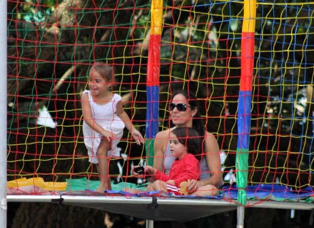 Cláudia Mauro e os filhos (Foto: AgNews)