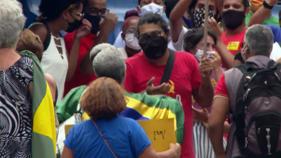 Apoiadora de Bolsonaro (de costas) discute com militante do PCdoB — Foto: Reprodução/TV Globo