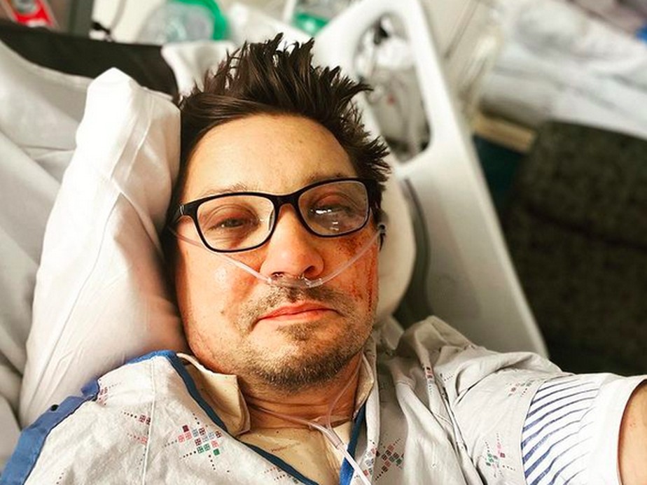 O ator Jeremy Renner em seu leito hospitalar
