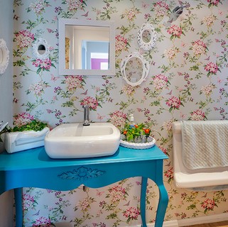 Sala de Amamentação e Banheiro: O papel de parede e a bancada azul transformaram este cantinho feito pelos designers de interiores Cristina Yamada e Cláudio Araújo