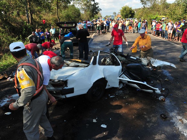 Acidente mata três pessoas em Paraíso do Sul (Foto: Ronald Mendes/Agência RBS)