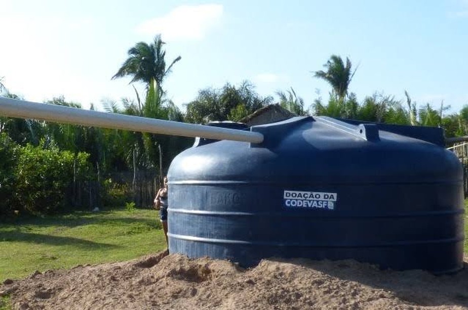 Marca de doação feita pela Codevasf em caixa d’água no Maranhão