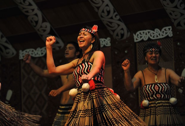 Mulheres também participam - o Poi, dança feita por elas, usa bolas amarras a fios com coreografias complexas (Foto: Divulgação/Te Puia)