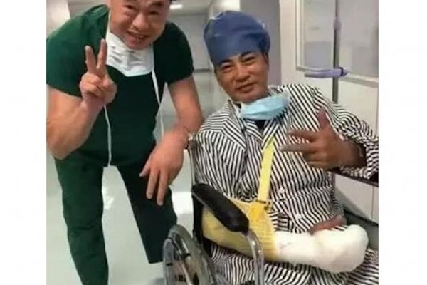 O ator Simon Yam de saída do hospital após ser esfaqueado (Foto: Reprodução)