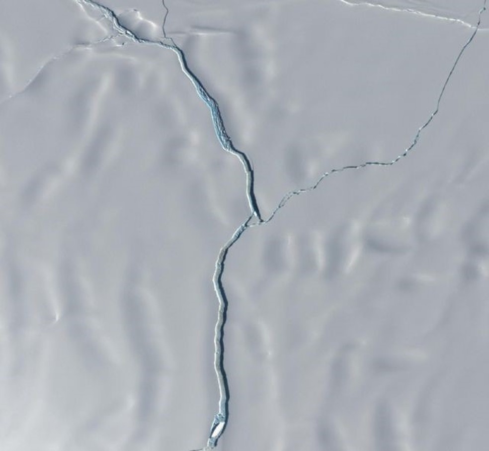 Imagem aproximada mostra separação entre iceberg e plataforma de Brunt — Foto: Copernicus/Sentine-2/Leeds UNI/Anna Hogg