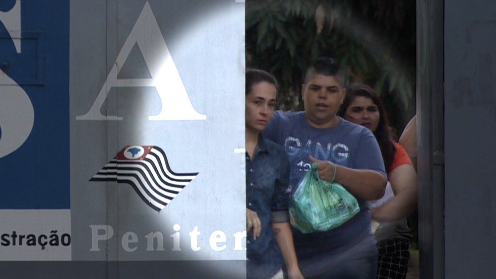 Ana Carolina Jatobá (à esq.) na saída temporária de Dia das Crianças — Foto: Edgar Rocha/TV Vanguarda