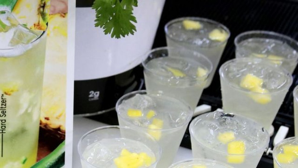 Os "hard seltzers" são uma das bebidas da moda, especialmente entre os mais jovens — Foto: Getty Images via BBC