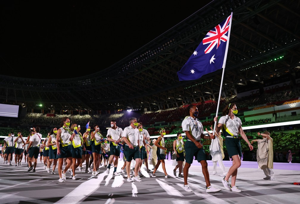 As australianas Cate Campbell e Patty Mills lideram parte da delegação de seu país durante a cerimônia de abertura dos Jogos Olímpicos de Tóquio, no Japão — Foto: Kai Pfaffenbach/Reuters