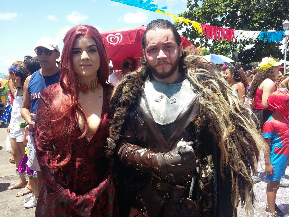 Bárbara Siqueira e Tiago Lobo se vestiram de Melisandre e Jon Show para brincar no Alto da Sé (Foto: Pedro Alves/G1)
