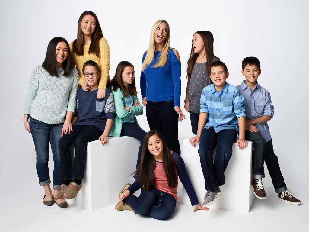 Kate Kreider com os oito filhos (Foto: divulgação)