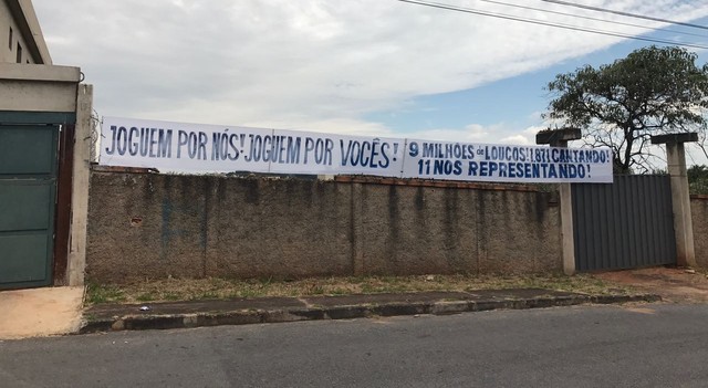 Cruzeiro fecha treino, e torcedores estendem faixa de apoio na Toca: Joguem por nós