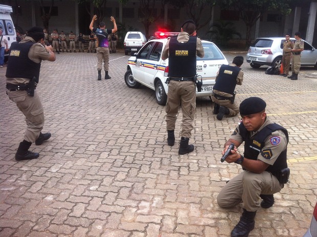 Treinamento envolveu apenas policiais militares no pátio do Sexto Batalhão. (Foto: Diego Souza/G1)