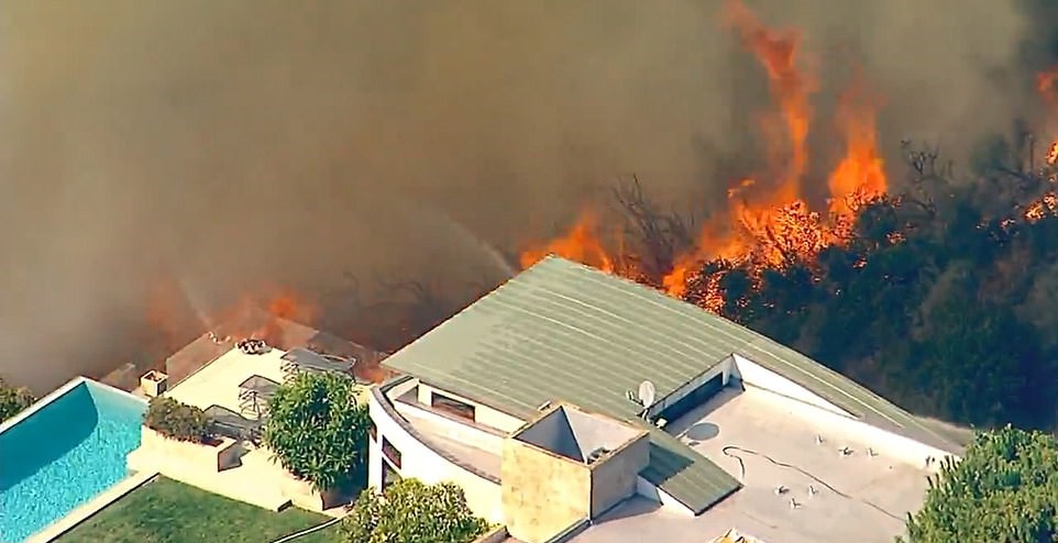 Incêndio perto de mansões preocupa famosos em Los Angeles (Foto: Reprodução/ABC)