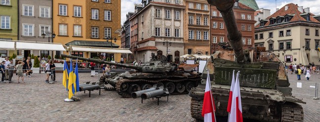 Dois tanques russos, capturados pela Ucrânia durante a guerra, são expostos na Praça do Castelo Real, em Varsóvia, na Polônia — Foto: Wojtek Radwanski / AFP