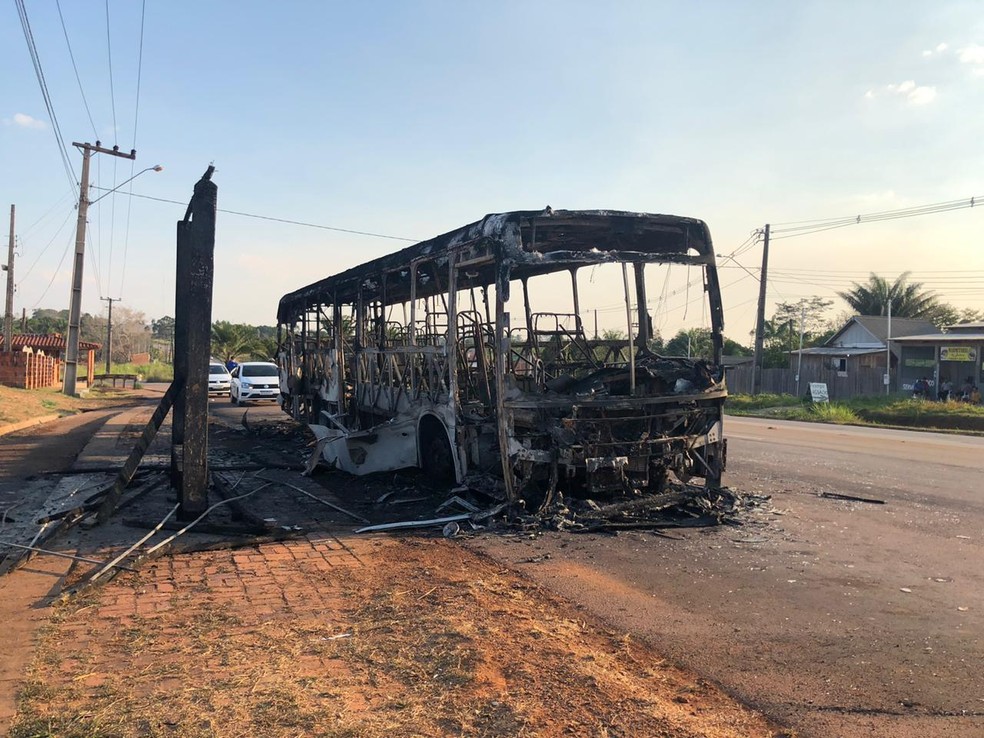 Veículo ficou destruído após incêndio na tarde desta segunda (17) — Foto: Ana Paula Xavier/Rede Amazônica Acre