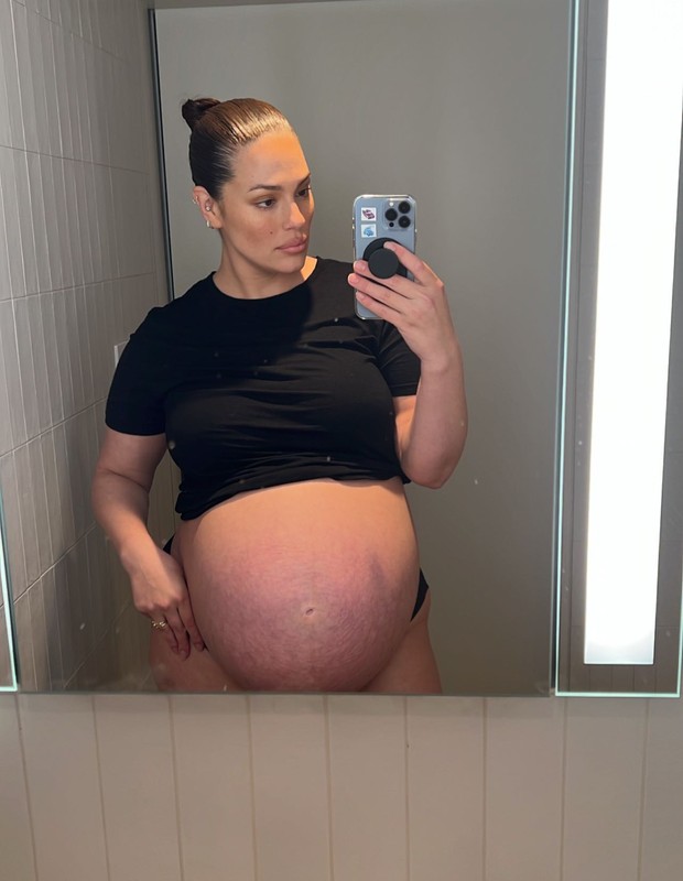 Ashley Graham na reta final da gravidez de gêmeos (Foto: Reprodução/Instagram)