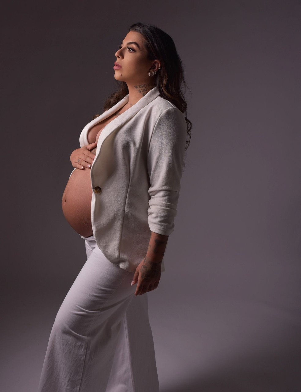 Petra Mattar em ensaio gestante na reta final da gravidez  — Foto: Ingryd Alves/ Divulgação 