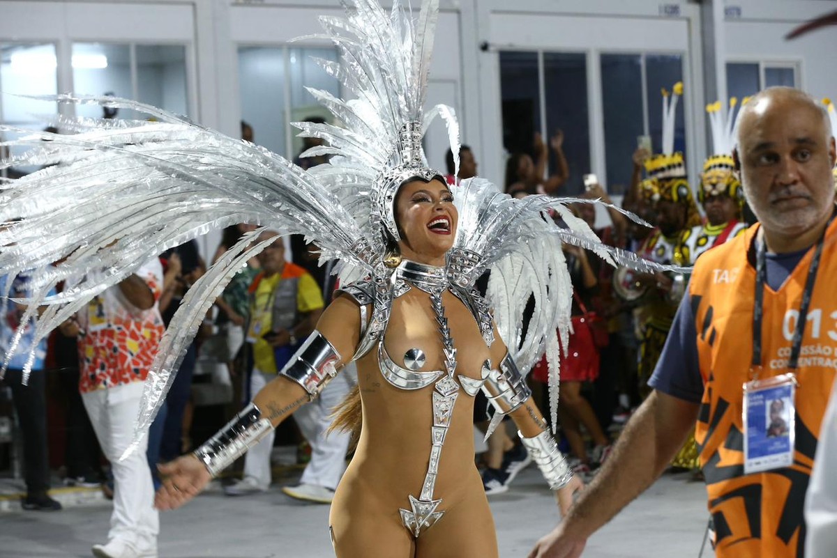 Paolla Oliveira segue como rainha de bateria da Grande Rio no Carnaval