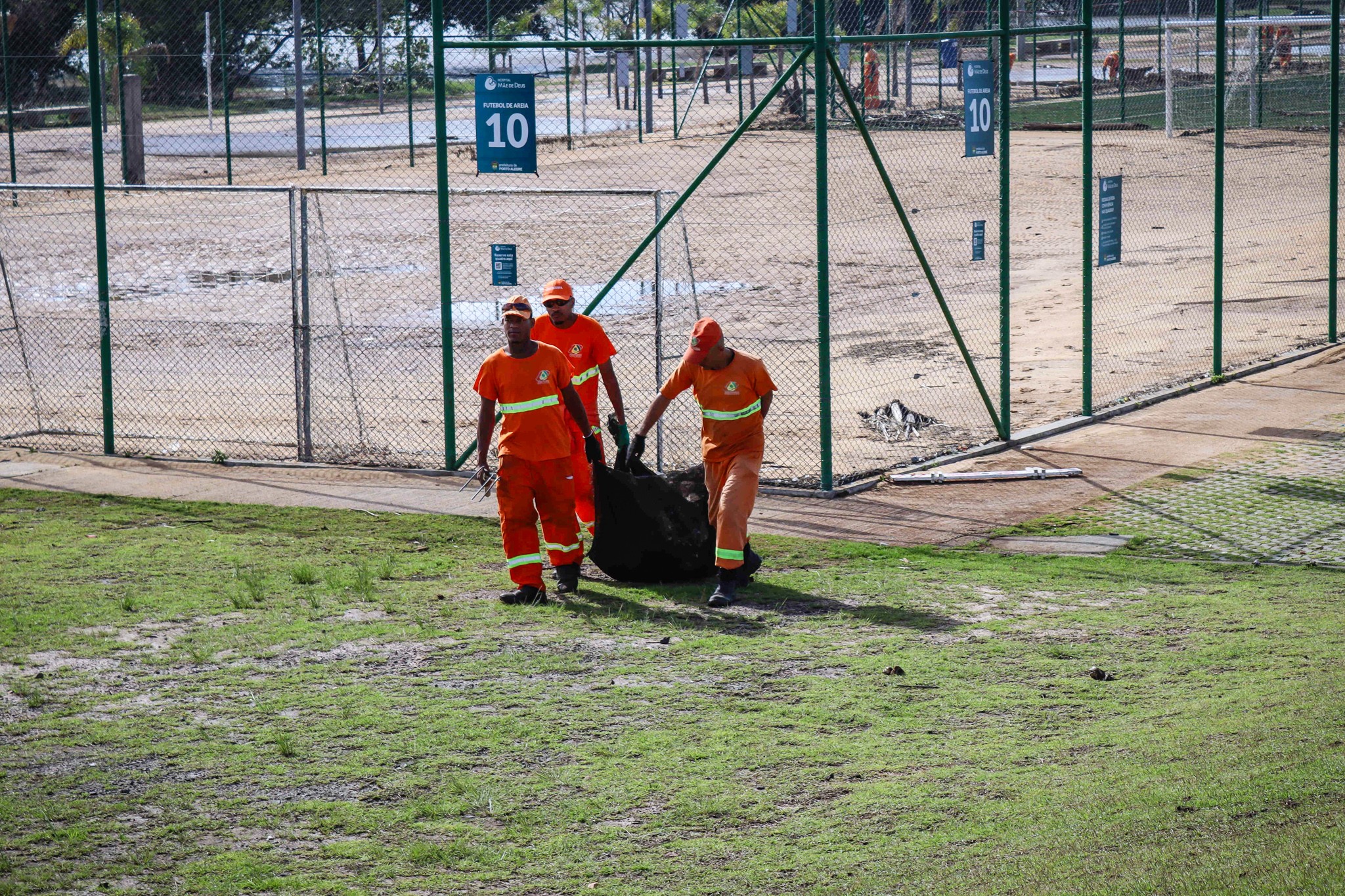 Prefeitura de Porto Alegre recolhe 120 toneladas de resíduos na orla do Guaíba após chuva