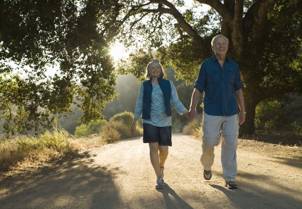 idosos, casal, casal idoso, caminhada, ar livre (Foto: ThinkStock)