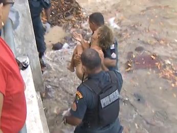 Mulher foi resgatada nua pelos policiais após se jogar no Rio Sergipe (Foto: Reprodução/TV Sergipe)