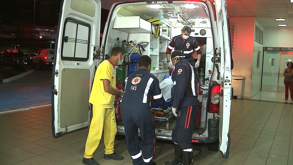 Jovem foi socorrido pelo Samu e levado para Hospital de Trauma de João Pessoa (Foto: Reprodução/TV Cabo Branco)
