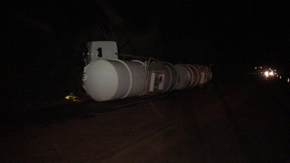 Caminhão-tanque tombou após acidente na BR-153, entre Prata e o Trevão — Foto: Corpo de Bombeiros/Divulgação