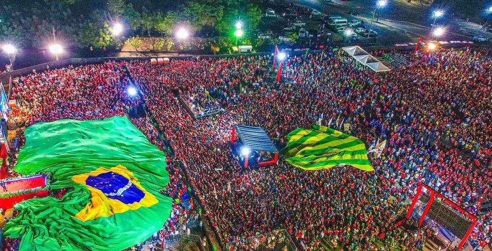 Bandeira gigante estendida na vinda de Lula ao Piauí, em agosto — Foto: Reprodução Instagram / Rafael Fonteles 