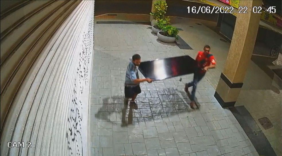 Suspeitos roubaram objetos de prédio no Setor Comercial Sul, em Brasília — Foto: Reprodução