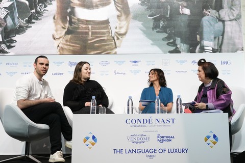 Marta Marques e Paulo Almeida, portugueses no comando da Marques Almeida, em mesa com Sofia Lucas, editora-chefe da Vogue Portugal, e Suzy Menkes