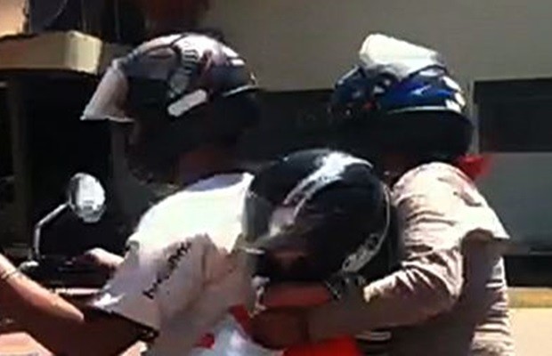 Motociclista foi flagrado transportando dois passageiros, sendo uma criança (Foto: Reprodução/TV Anhanguera)