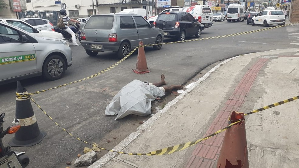 Morador de rua estava com ferimento na testa e cambaleando — Foto: Heliana Gonçalves/TV Gazeta