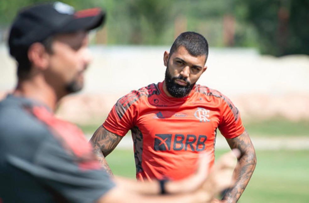 Gabigol observa o t&eacute;cnico Mauricio Souza no treino do Flamengo &mdash; Foto: Alexandre Vidal/Flamengo