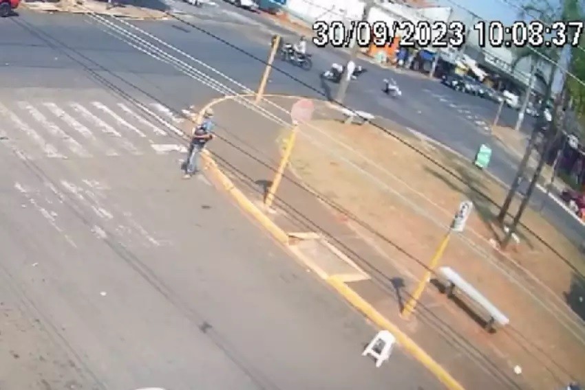 VÍDEO: duas motos batem em cruzamento, e terceira escapa por pouco em Bauru