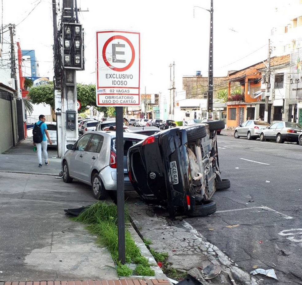 Acidente no bairro do Guamá deixa carro capotado. (Foto: Reprodução / Twitter Trânsito 24 H)