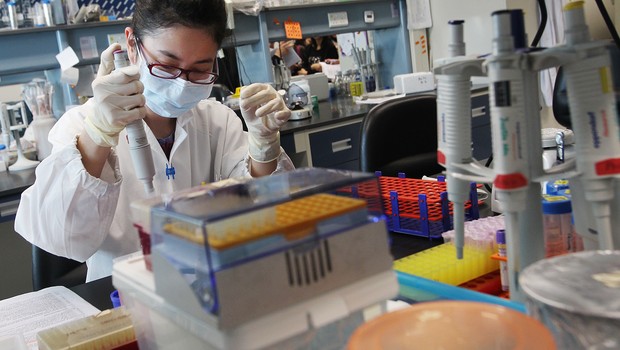 Pesquisa contra o câncer em laboratório da Universidade da China em Hong Kong (Foto:  South China Morning Post/Getty Images)
