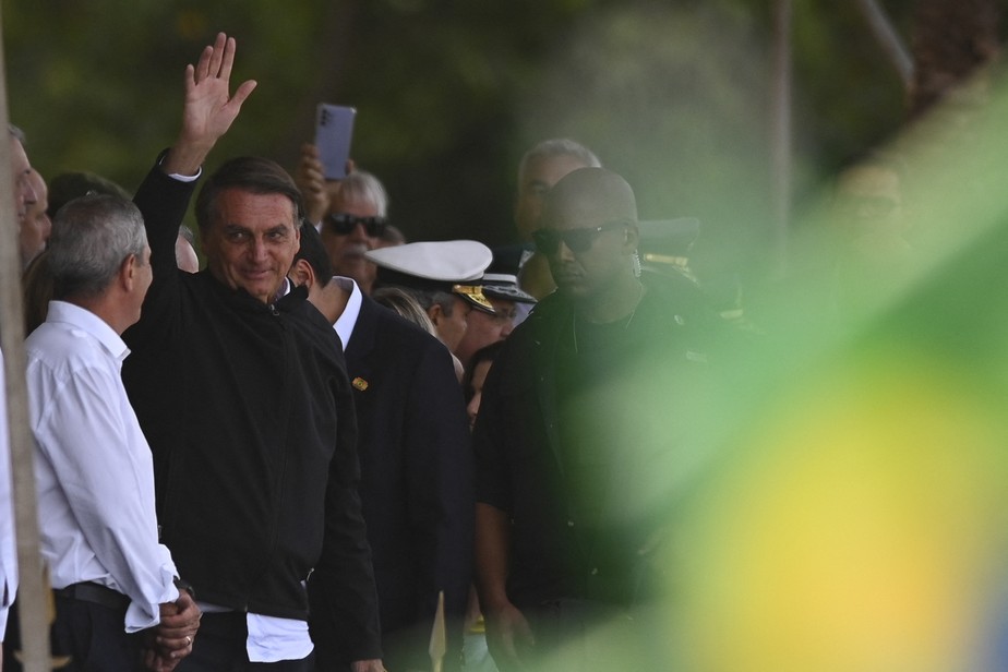 Bolsonaro acena para apoiadores no Rio: depois, ele discurso sobre trio elétrico