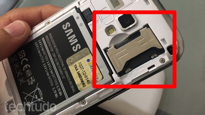 Localize o slot de chip do Samsung Galaxy S Duos (Foto: Lucas Mendes/TechTudo)