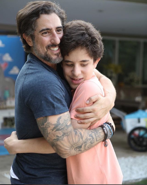Maercos Mion abraçando Romeo (Foto: Instagram)