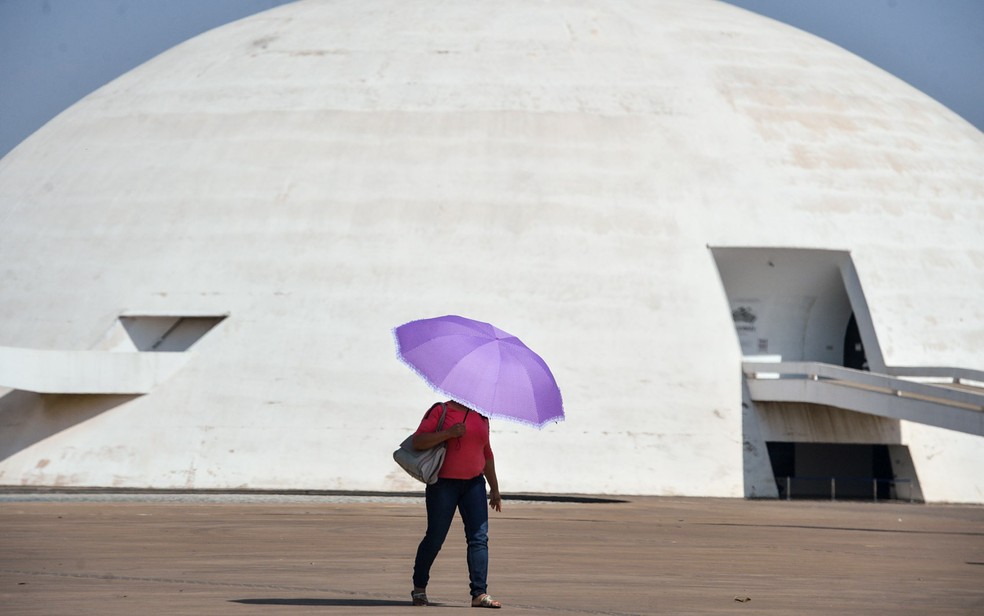 Pedestre caminha em frente ao Museu da República, em Brasília — Foto: Fabio Pozzebom/Agência Brasil