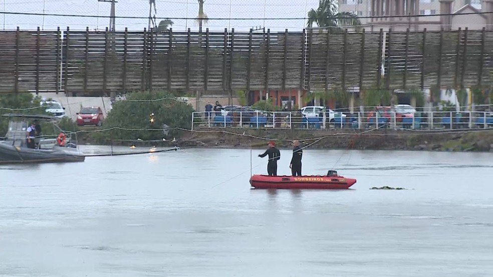 Bombeiros fazem buscas por pessoas após queda de ponte em Torres — Foto: RBS TV/Reprodução