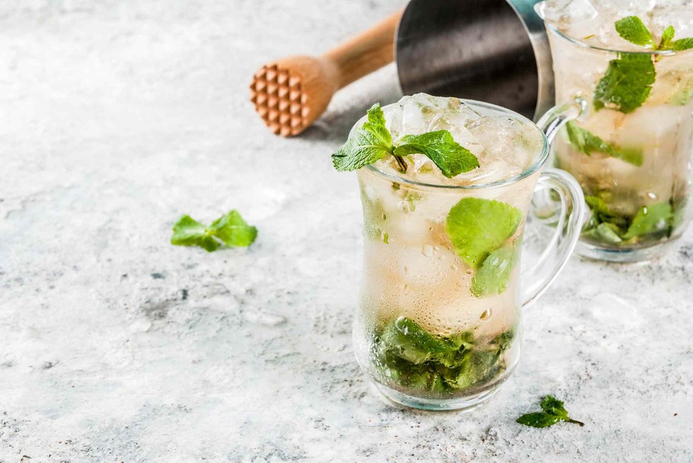 Um drink super refrescante com manjeric&atilde;o &mdash; Foto: Getty Images