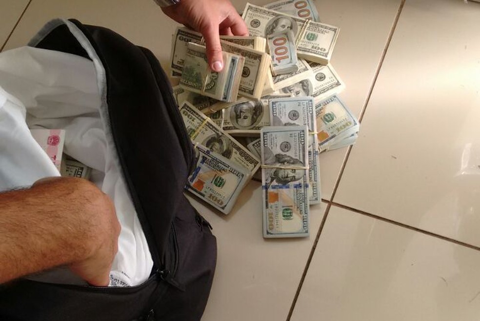 Homens foram flagrados com 205 mil dóalres furtados (Foto: Divulgação/PM Rodoviária)