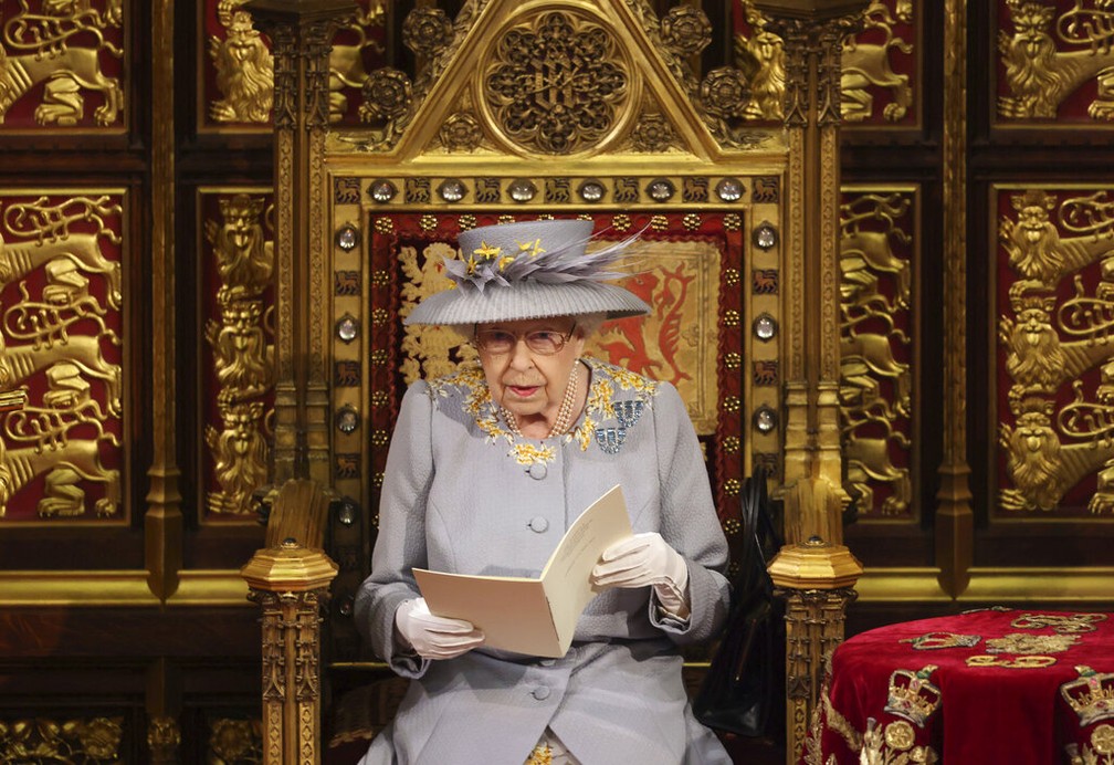 Rainha Elizabeth II lê discurso no Parlamento britânico, em 11 de maio de 2021 — Foto: Chris Jackson/AP