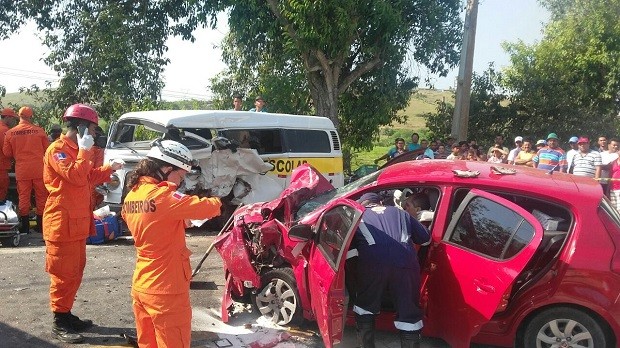 Colisão entre carro e Kombi ocorreu em Satuba, nesta quinta-feira (6). Duas pessoas ficaram feridas (Foto: Divulgação/PRF)