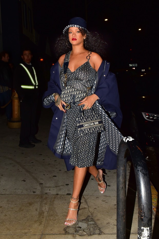 Santa Monica, CA  - *EXCLUSIVE* - Musician and Fashion Icon, Rihanna looks glamorous in a full Christian Dior fit while out for dinner with her best friend at Giorgio Baldi in Santa Monica.Pictured: RihannaBACKGRID USA 15 NOVEMBER 2019 USA: +1 (Foto: BACKGRID)