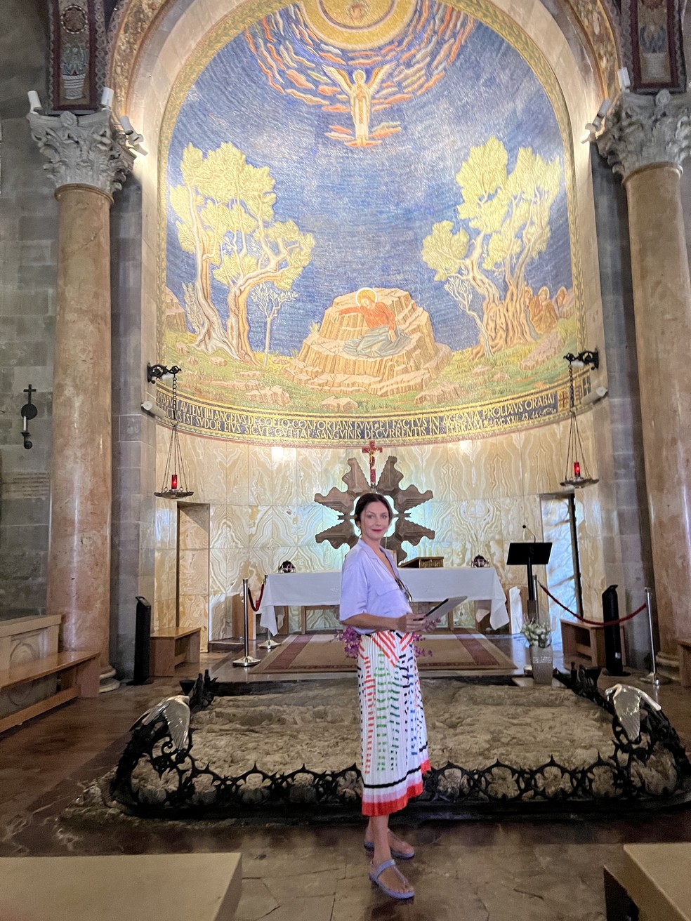Igreja do Santo Sepulcro: a apresentadora Camilla Guebur e a pedra da Unção de Jesus — Foto: Acervo pessoal